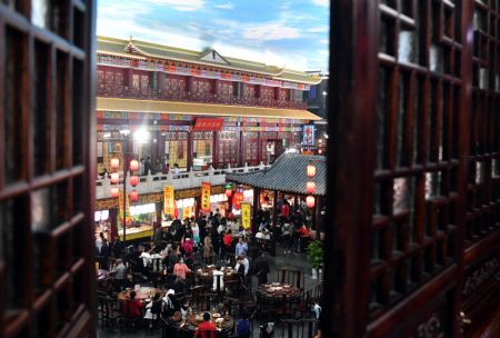 (miniature) Des touristes dégustent des spécialités locales dans la région pittoresque de Xiao Song City à Kaifeng