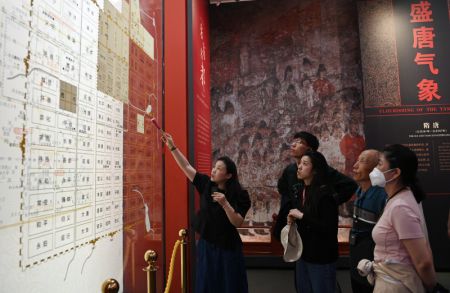 (miniature) Des touristes visitent le Musée d'histoire du Shaanxi