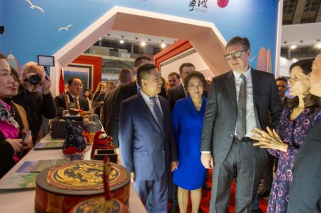 (miniature) Le président serbe Aleksandar Vucic (3e à droite) et l'ambassadrice de Chine en Serbie Chen Bo (à sa droite) visitent le stand chinois au 44e Salon international du tourisme de Belgrade