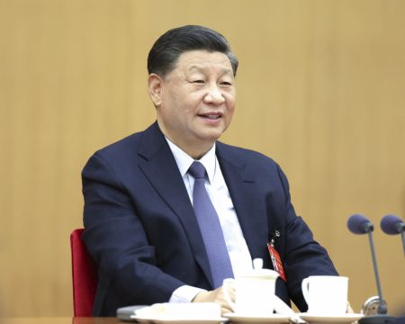(miniature) Xi Jinping participe à une discussion de groupe avec les délégués de la région autonome Zhuang du Guangxi (sud de la Chine) assistant au 20e Congrès national du Parti communiste chinois