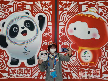 (miniature) Une bénévole prend un selfie au Village olympique des Jeux olympiques d'hiver de Beijing 2022 dans l'arrondissement de Yanqing