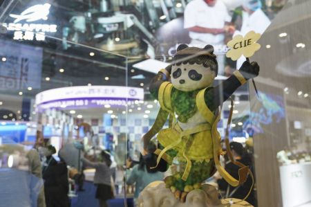 (miniature) Une pâtisserie en forme de panda géant dans la zone d'exposition des produits alimentaires et agricoles lors de la 3e édition de l'Exposition internationale d'importation de la Chine (CIIE) à Shanghai