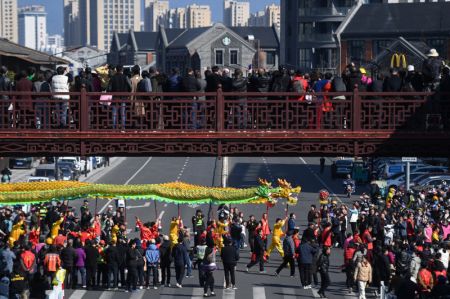 (miniature) Des artistes folkloriques tenant un dragon en tissu participent à un défilé pour célébrer la prochaine Journée de Longtaitou à Fenghua