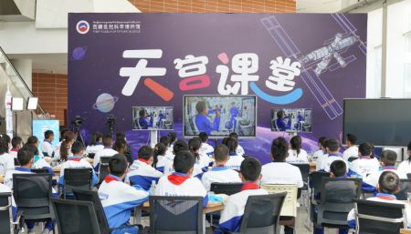 (miniature) Des élèves suivent un cours de vulgarisation scientifique donné en direct par les astronautes chinois à bord de la station spatiale Tiangong