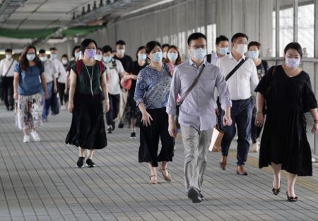 (miniature) Des gens portant des masques sortent d'une station de métro à Hung Hom