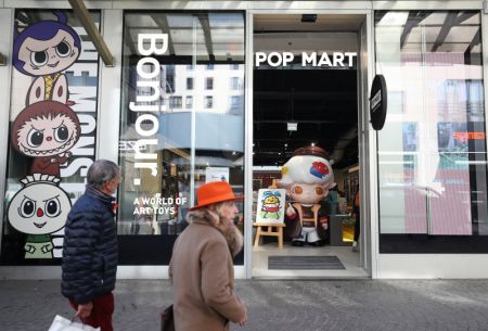 (miniature) Des passants devant le magasin Pop Mart à Paris
