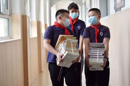 (miniature) Des écoliers portent de nouveaux manuels scolaires dans une école primaire à Shijiazhuang