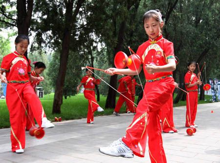 (miniature) enfants chinois jouent au Diabolo