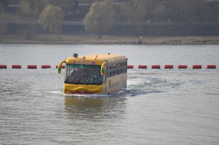(miniature) Photo d'un véhicule amphibie naviguant dans la section Changsha du fleuve Xiangjiang à Changsha
