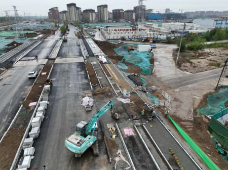 (miniature) Photo aérienne d'ouvriers travaillant sur le site de construction de la rue d'Aowei