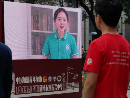 (miniature) Une représentante des jeunes venant de l'Université de Wuhan prononce un discours télévisé lors d'une cérémonie de levée du drapeau pour marquer la Journée chinoise de la jeunesse à l'Université de Pékin à Beijing