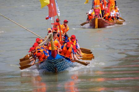(miniature) La 20e course de bateaux-dragons d'Ankang est organisée sur la rivière Hanjiang pour célébrer la fête traditionnelle des bateaux-dragons à Ankang