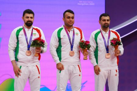 (miniature) L'équipe d'Iran participe à la cérémonie de remise des prix du match de tennis de table masculin par équipe aux 19es Jeux asiatiques