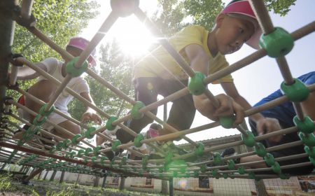 (miniature) Des enfants font des exercices physiques dans le bourg de Xiaochang