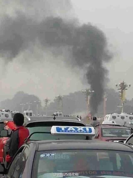 (miniature) Photos / Chine : Une voiture en feu à Pékin, place Tiananmen