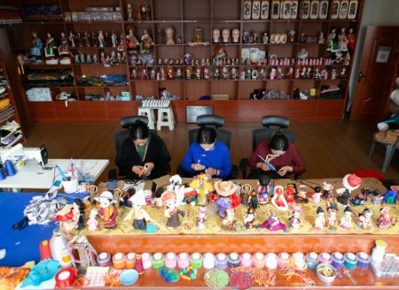 (miniature) Des membres d'une coopérative d'artisanat fabriquent des poupées porte-bonheur dans la communauté de Baihe du village de Tangke dans le district de Ruoergai