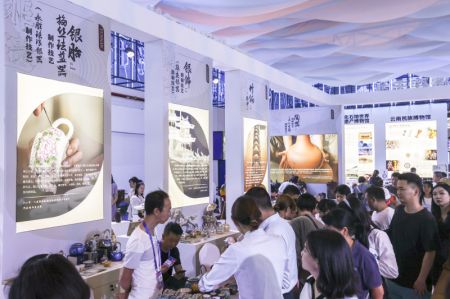(miniature) Des gens visitent la 7e Exposition Chine-Asie du Sud à Kunming