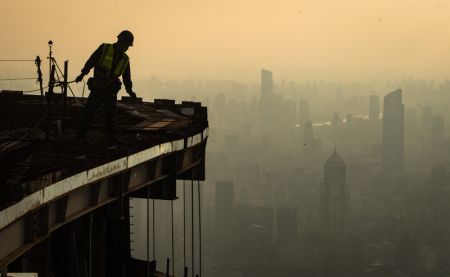 (miniature) Un ouvrier travaille à une hauteur d'environ 500 mètres sur le chantier d'un gratte-ciel à Wuhan