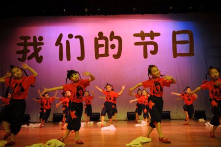 (miniature) enfants chinois dansent