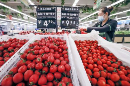 (miniature) Une employée d'un supermarché met en rayon des tomates cerises à Zunhua de Tangshan