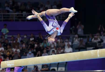 (miniature) La Chinoise Zuo Tong durant la poutre d'équilibre de la finale du concours général féminin de gymnastique artistique aux 19es Jeux asiatiques