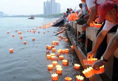 (miniature) 14 630 lanternes sur une rivière pour un record du monde