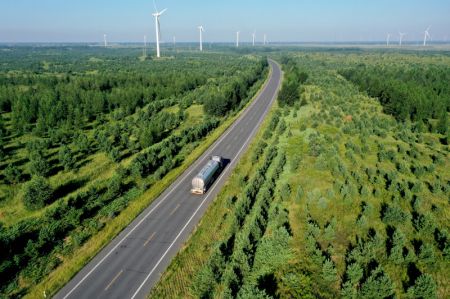 (miniature) Photo aérienne prise le 16 août 2022 montrant un camion roulant sur une route entourée de forêts à Horqin
