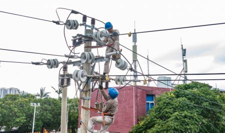 (miniature) Des ouvriers réparent des lignes électriques endommagées à Quanzhou
