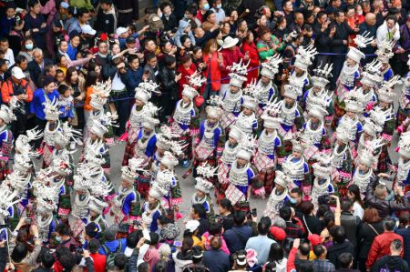 (miniature) Des membres du groupe ethnique Miao participent à une parade pour célébrer la Fête des soeurs Miao dans le district de Taijiang