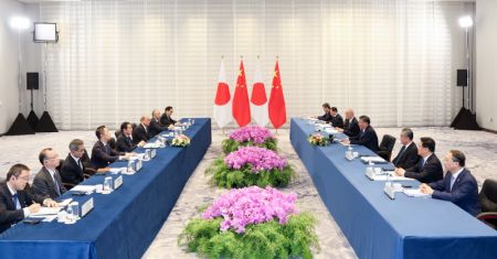 (miniature) Le président chinois Xi Jinping rencontre le Premier ministre japonais Fumio Kishida à San Francisco