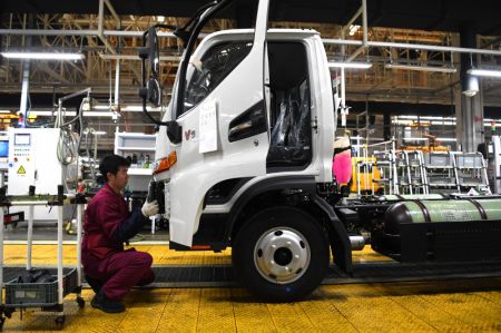 (miniature) Un employé travaille sur une ligne d'assemblage de camions dans une base de production de l'Anhui Jianghuai Automobile Group Corp