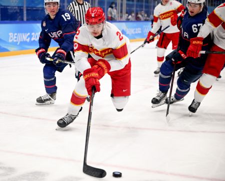 (miniature) Le Chinois Liu Jie (au front) lors d'un match de hockey sur glace hommes du groupe A entre les Etats-Unis et la Chine