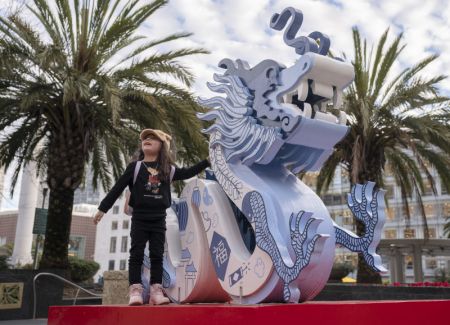 (miniature) Un enfant pose pour des photos avec une installation en forme de dragon préparée pour le Nouvel An chinois à venir à l'Union Square à San Francisco