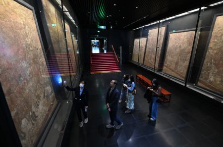 (miniature) Des touristes admirent des peintures murales de la dynastie Tang (618-907) au Musée d'histoire du Shaanxi