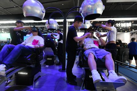 (miniature) Des visiteurs essaient des dispositifs de simulation de conduite en réalité virtuelle lors du Salon de l'automobile de Chengdu 2023