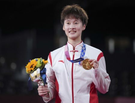 (miniature) La Chinoise Chen Yufei montre sa médaille d'or lors de la cérémonie de remise des prix de badminton - simple femmes