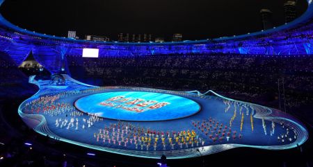 (miniature) Des artistes présentent un spectacle en prélude à la cérémonie d'ouverture des 19es Jeux asiatiques à Hangzhou
