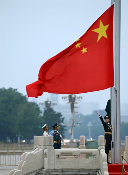 (miniature) Cérémonie de lever du drapeau national sur la place Tian'anmen