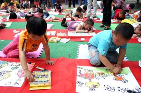 (miniature) enfants chinois qui dessinent