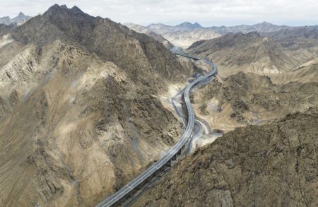 (miniature) Photo aérienne prise le 6 août 2022 d'une section de l'autoroute Yetimbulak-Ruoqiang dans le district de Ruoqiang