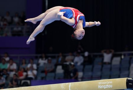(miniature) Kim Sujong de la République populaire démocratique de Corée (RPDC) durant la compétition de poutre de la finale du concours général féminin de gymnastique artistique aux 19es Jeux asiatiques