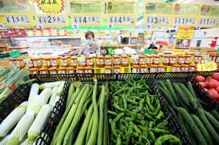 (miniature) Une femme achète des légumes dans un supermarché à Zaozhuang