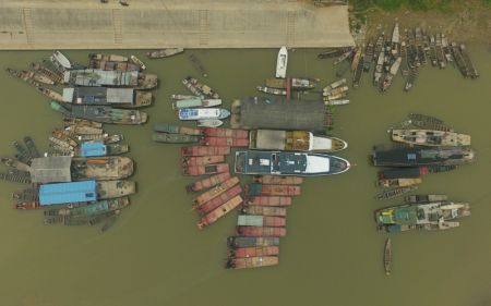 (miniature) Photo aérienne de bateaux de pêche abandonnés en attente d'un recyclage au bord du lac Dongting