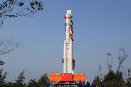 (miniature) La combinaison du vaisseau cargo Tianzhou-6 et d'une fusée porteuse Longue Marche-7 Y7 en phase de transfert dans la province chinoise de Hainan (sud)