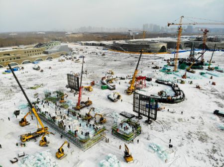 (miniature) Photo aérienne du chantier de construction du Monde de glace et de neige de Harbin
