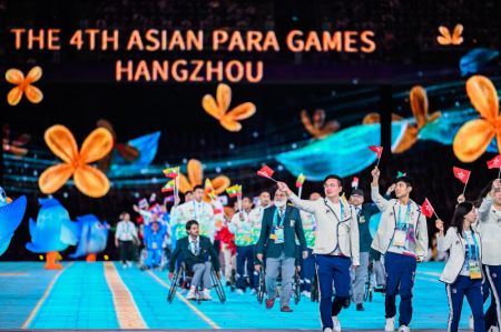 (miniature) Les athlètes défilent lors de la cérémonie de clôture des 4es Jeux paralympiques asiatiques