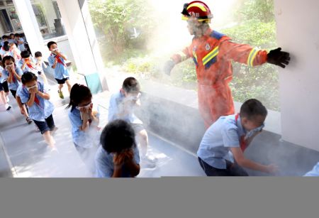 (miniature) Des écoliers participent à un exercice d'évacuation dans une école primaire à Shanghai