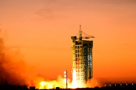 (miniature) Une fusée porteuse Longue Marche-2C transportant un satellite expérimental pour les technologies de l'Internet par satellite décolle depuis le Centre de lancement de satellites de Jiuquan