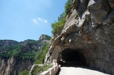 (miniature) Vue d'une route creusée dans une falaise dans le district de Pingshun