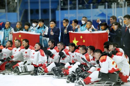 (miniature) Les athlètes chinois célèbrent leur victoire après le match pour la médaille de bronze de para-hockey sur glace entre la Chine et la République de Corée